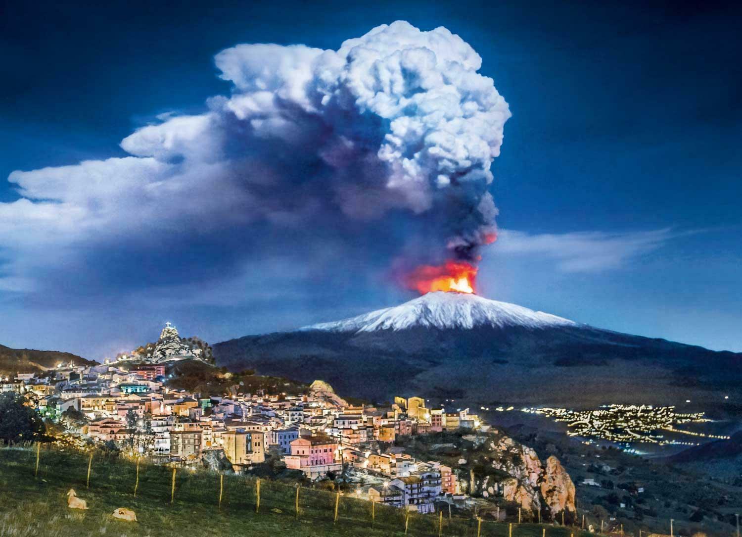 3 любых вулкана. Вулкан Этна. Сицилия вулкан Этна. Извержение вулкана Этна. Этна Сицилия извержение.