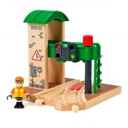 33674 BRIO Игровой набор Сигнальная станция с мех. переключением светофоров, 2 эл.