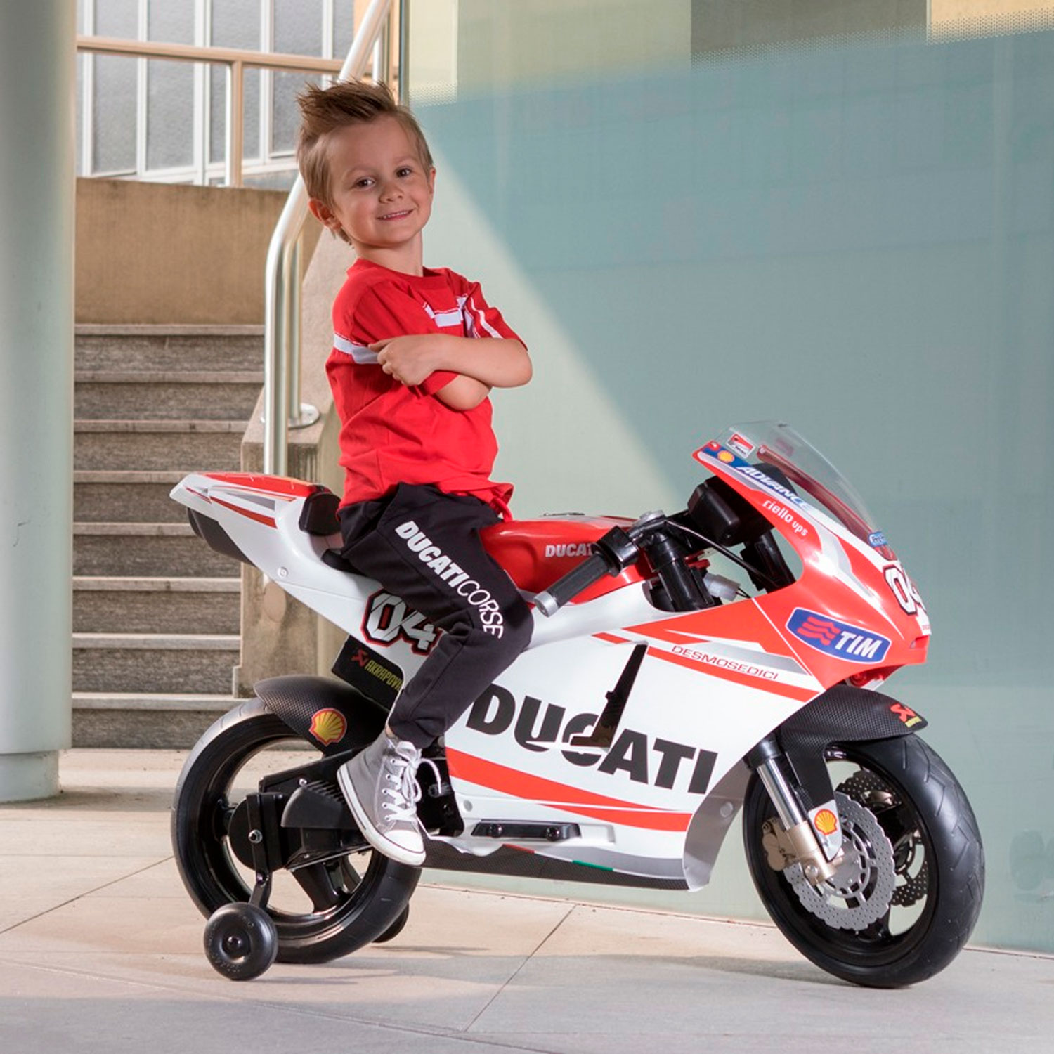 Дети ездят на мотоциклах. Ducati Peg Perego мотоцикл. Электромотоцикл Peg Perego Ducati. Детский электромотоцикл Peg Perego Ducati GP. Детский мотоцикл Дукати.