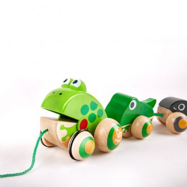 E0365_HP Игрушка для малышей каталка "Семья лягушек на прогулке"