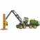 02135 Игрушка из пластмассы Bruder Харвестер John Deere 1270G с бревном