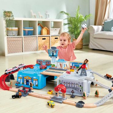 E3773_HP Железная дорога для детей "Мега Метрополис", 80 предметов в контейнере, поезд на батарейках
