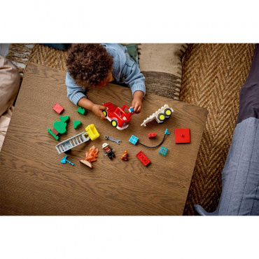 10473 Конструктор Дупло 'Пожарная машина со шлангом и пожарным оборудованием'