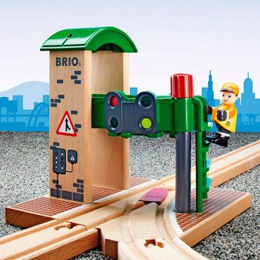 33674 BRIO Игровой набор Сигнальная станция с мех. переключением светофоров, 2 эл.